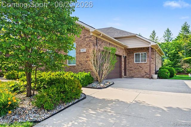 54525 Brentwood Drive, South Lyon, MI 48178