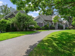20 Country Court, Woodbridge, CT 06525