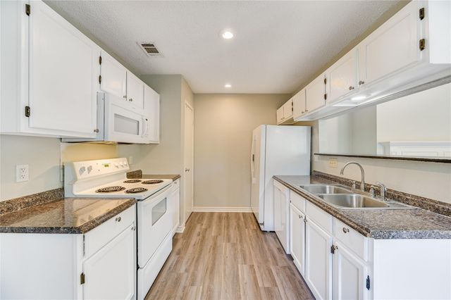 526 Cutty TRL B, Lakeway, TX 78734