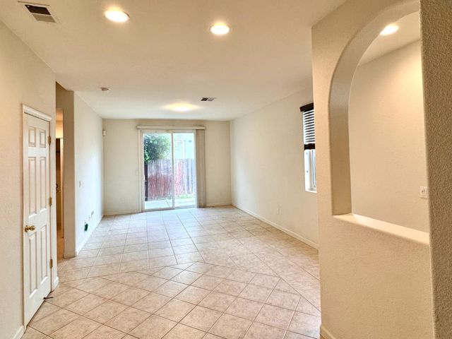 2473 Huckleberry Cir, West Sacramento, CA 95691