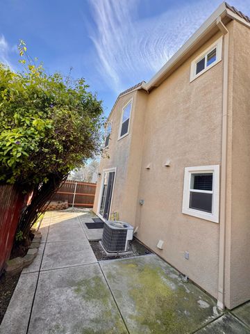 2473 Huckleberry Cir, West Sacramento, CA 95691