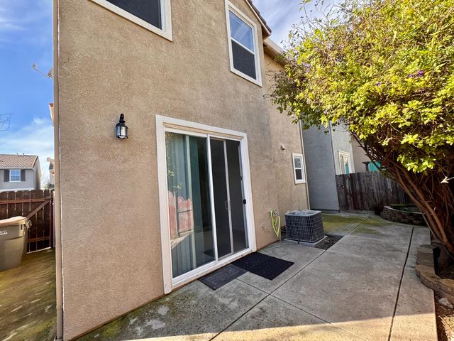 2473 Huckleberry Cir, West Sacramento, CA 95691