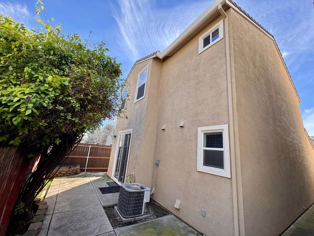 2473 Huckleberry Cir, West Sacramento, CA 95691