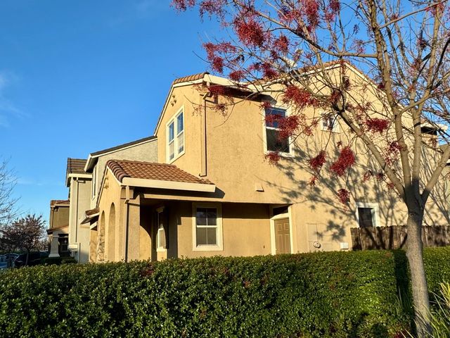 2473 Huckleberry Cir, West Sacramento, CA 95691