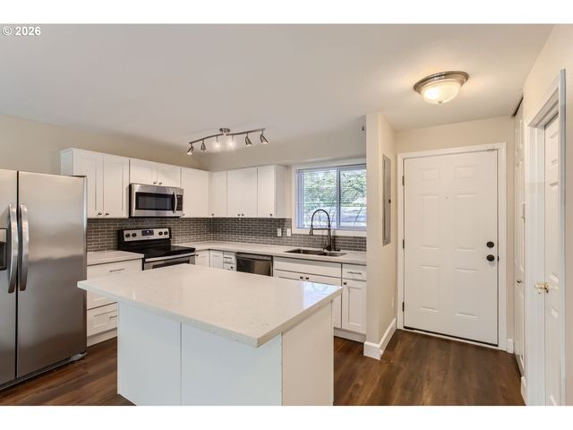 4 TOUCHSTONE 143, Lake Oswego, OR 97035