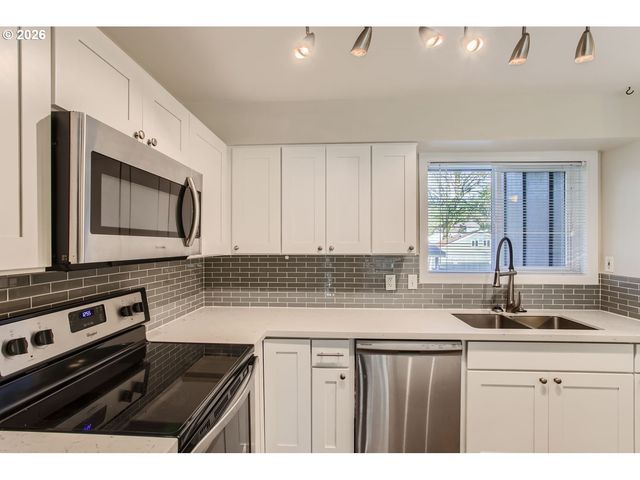 4 TOUCHSTONE 143, Lake Oswego, OR 97035