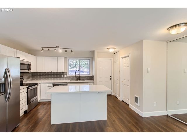4 TOUCHSTONE 143, Lake Oswego, OR 97035