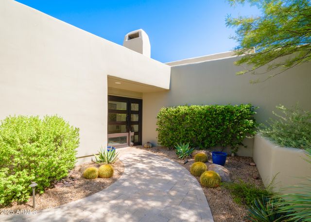 2014 SMOKETREE Drive, Carefree, AZ 85377