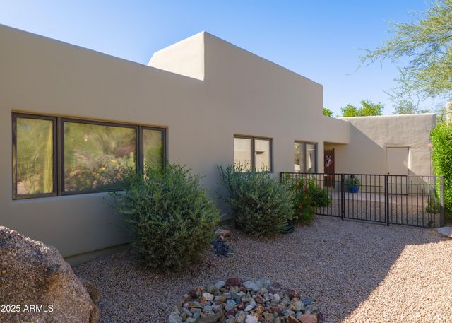 2014 SMOKETREE Drive, Carefree, AZ 85377