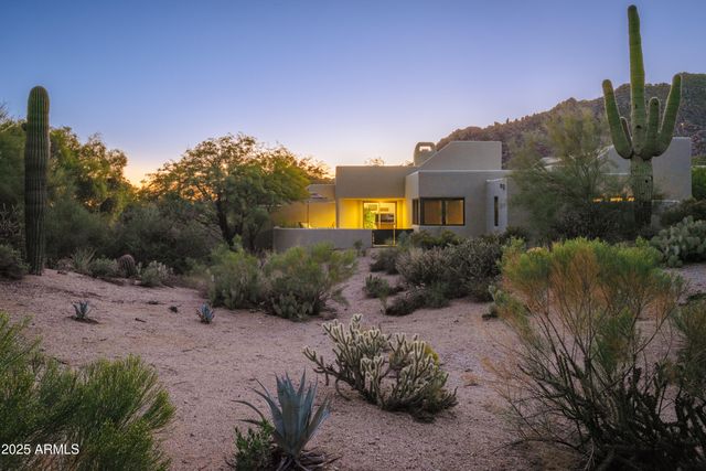 2014 SMOKETREE Drive, Carefree, AZ 85377