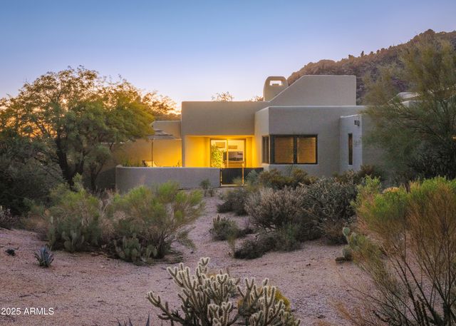 2014 SMOKETREE Drive, Carefree, AZ 85377