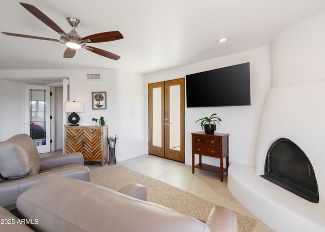 2014 SMOKETREE Drive, Carefree, AZ 85377