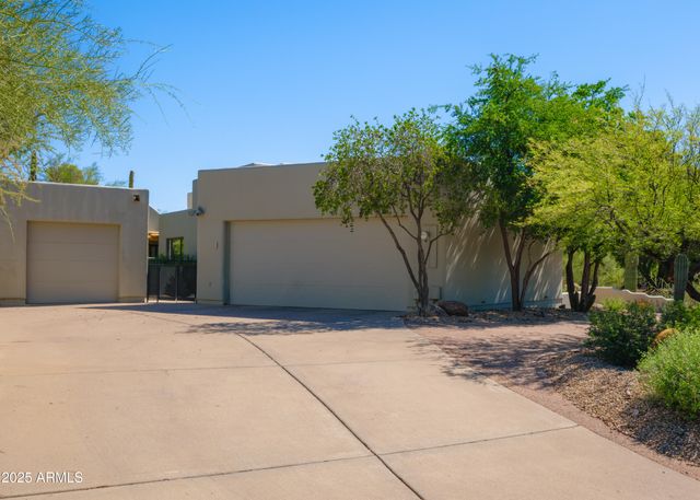 2014 SMOKETREE Drive, Carefree, AZ 85377