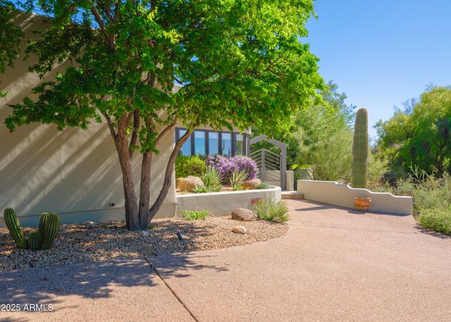 2014 SMOKETREE Drive, Carefree, AZ 85377