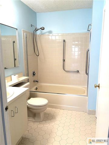 3 E Wycoff Way 3, East Brunswick, NJ 08816