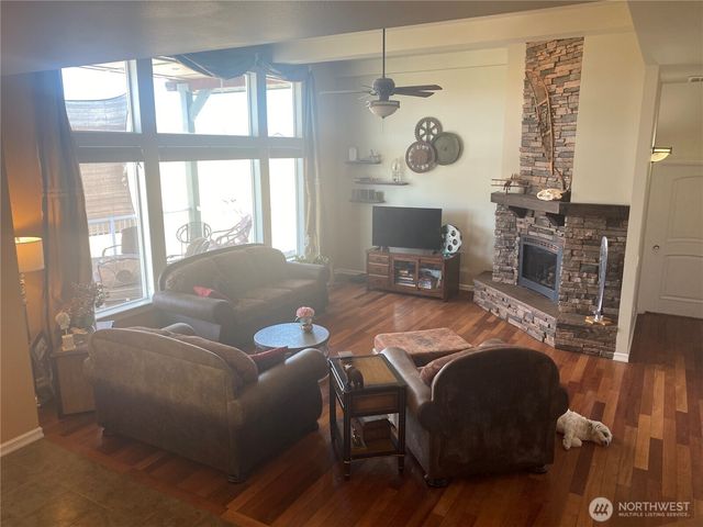 55776 Bay Area Drive, Electric City, WA 99123