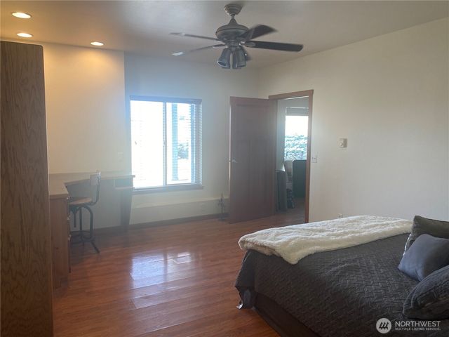 55776 Bay Area Drive, Electric City, WA 99123