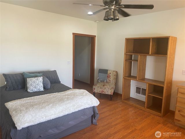 55776 Bay Area Drive, Electric City, WA 99123