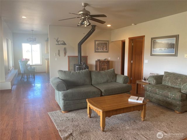 55776 Bay Area Drive, Electric City, WA 99123