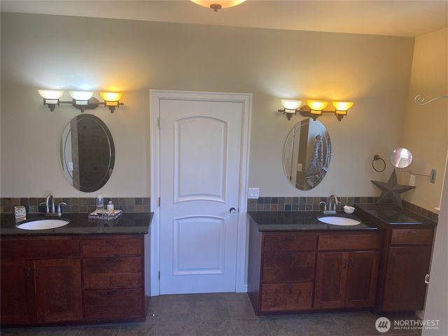 55776 Bay Area Drive, Electric City, WA 99123