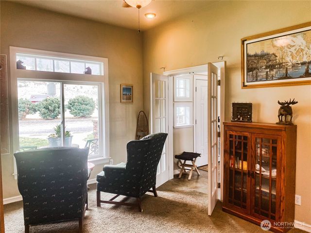 55776 Bay Area Drive, Electric City, WA 99123