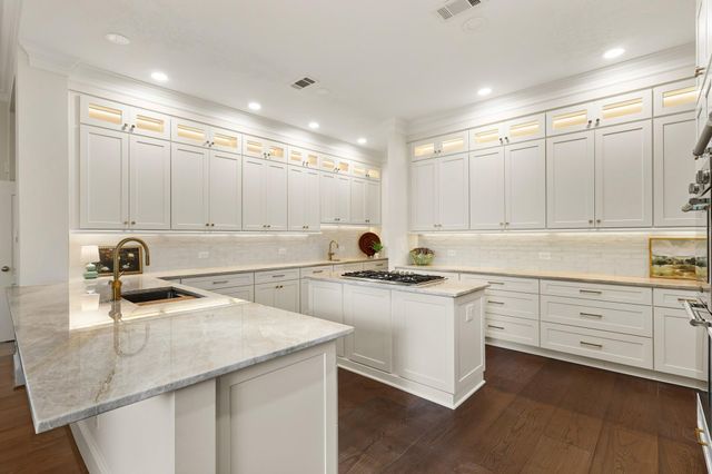 7 Pastoral Pond Circle, The Woodlands, TX 77380