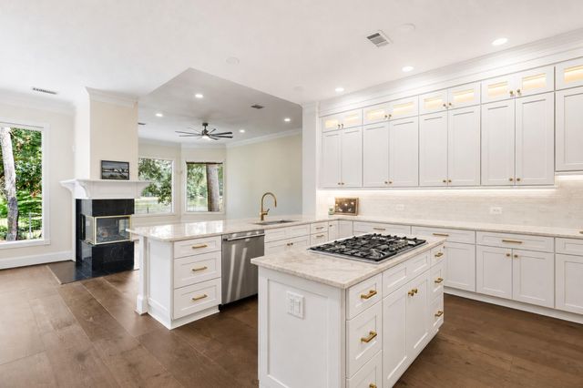 7 Pastoral Pond Circle, The Woodlands, TX 77380