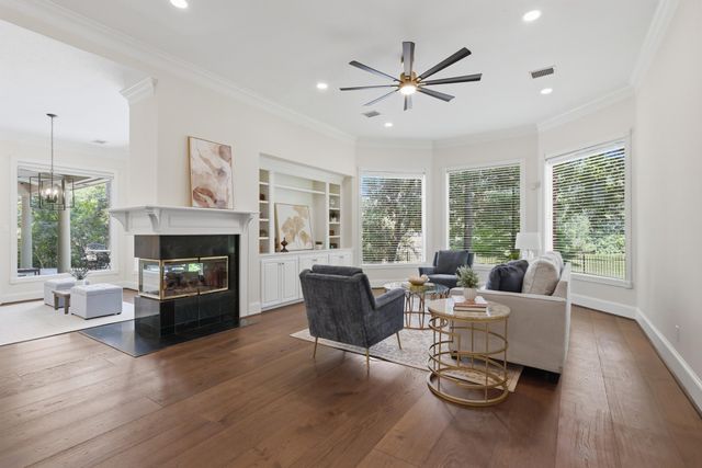 7 Pastoral Pond Circle, The Woodlands, TX 77380