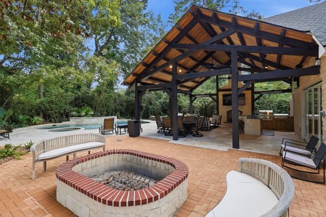 7 Pastoral Pond Circle, The Woodlands, TX 77380