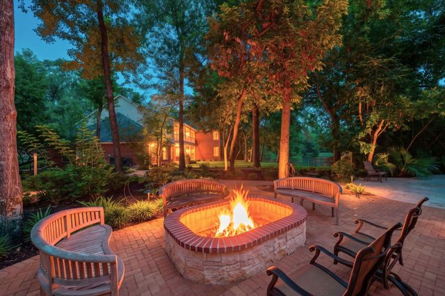7 Pastoral Pond Circle, The Woodlands, TX 77380