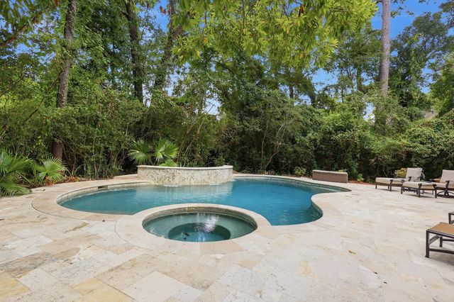 7 Pastoral Pond Circle, The Woodlands, TX 77380