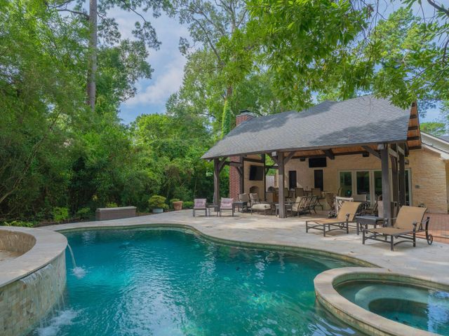 7 Pastoral Pond Circle, The Woodlands, TX 77380