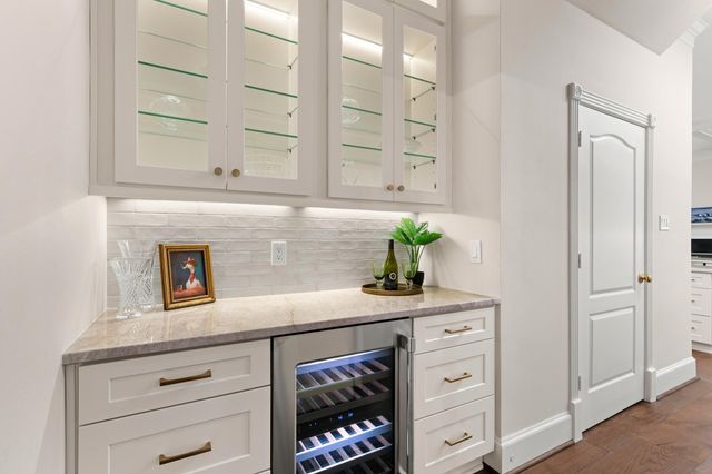7 Pastoral Pond Circle, The Woodlands, TX 77380