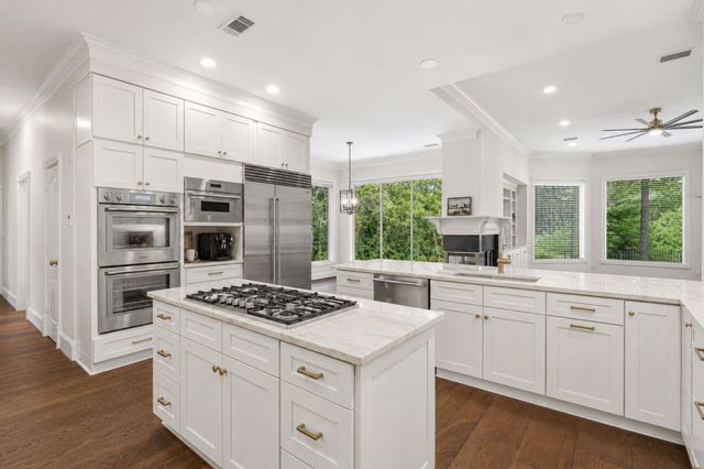 7 Pastoral Pond Circle, The Woodlands, TX 77380
