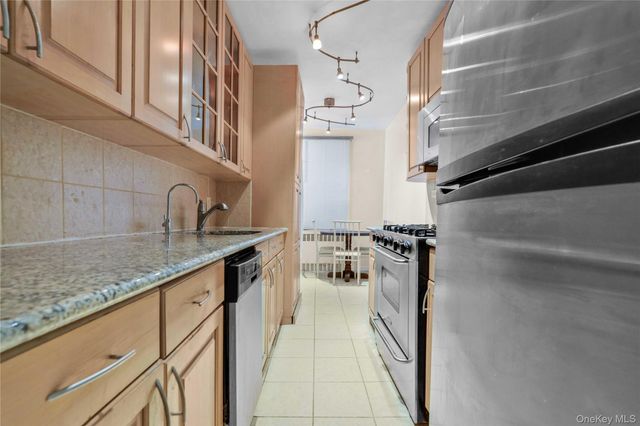 67-35 Yellowstone Boulevard 6K, Forest Hills, NY 11375