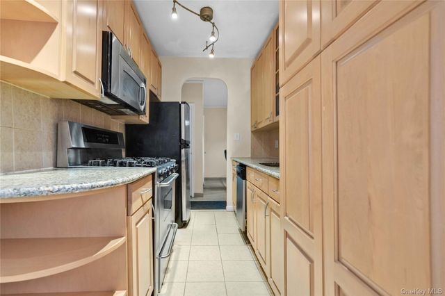 67-35 Yellowstone Boulevard 6K, Forest Hills, NY 11375