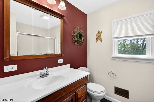 70 Crab Apple Hill Rd, Holland Twp., NJ 08848