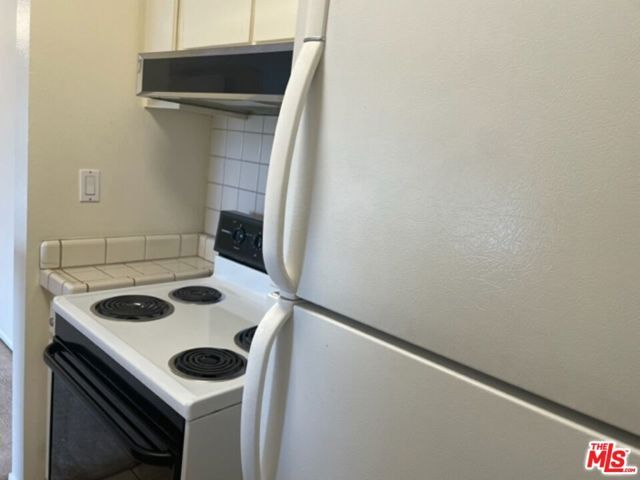 18307 Burbank Boulevard 207, Los Angeles, CA 91356