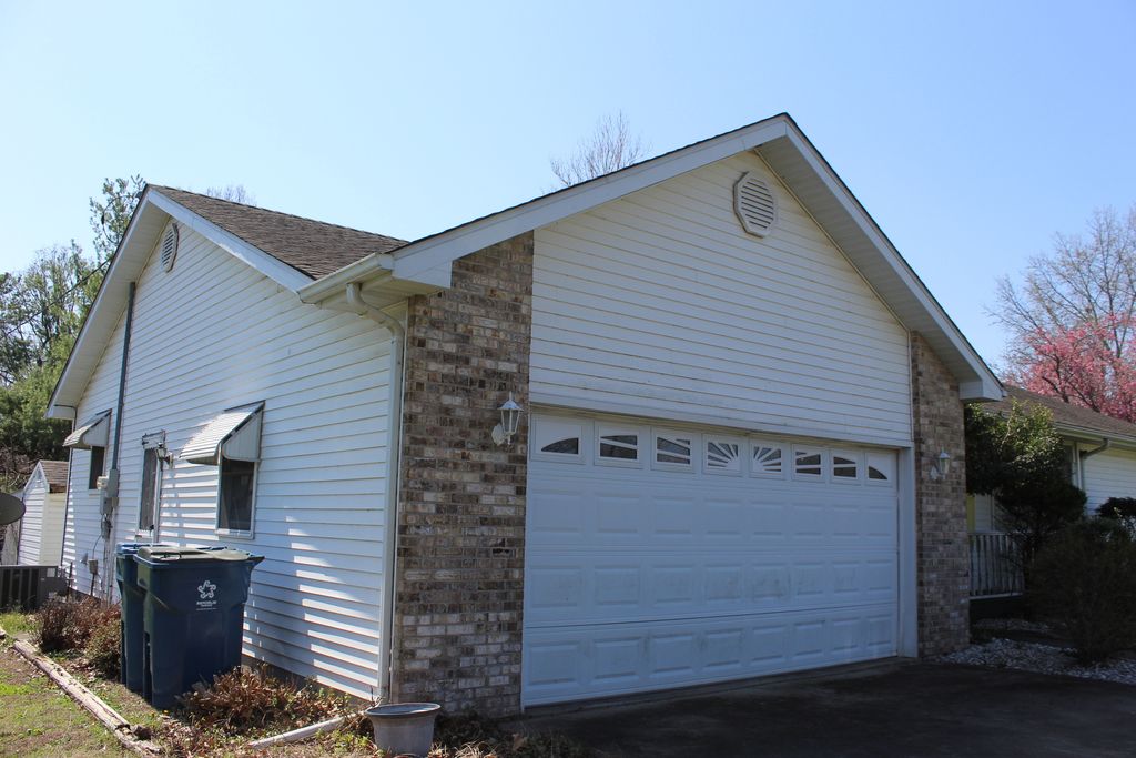 Image 3 of property listing at 3107 Apricot Avenue, Mt Vernon, IL 62864