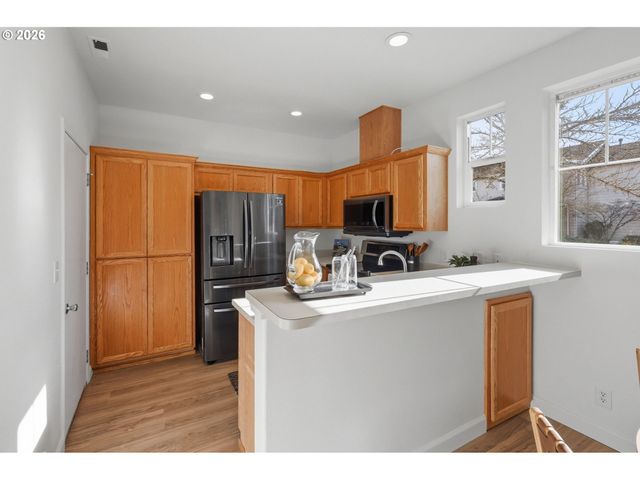 5243 WALES Dr, Eugene, OR 97402