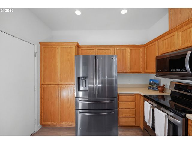 5243 WALES Dr, Eugene, OR 97402