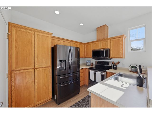 5243 WALES Dr, Eugene, OR 97402