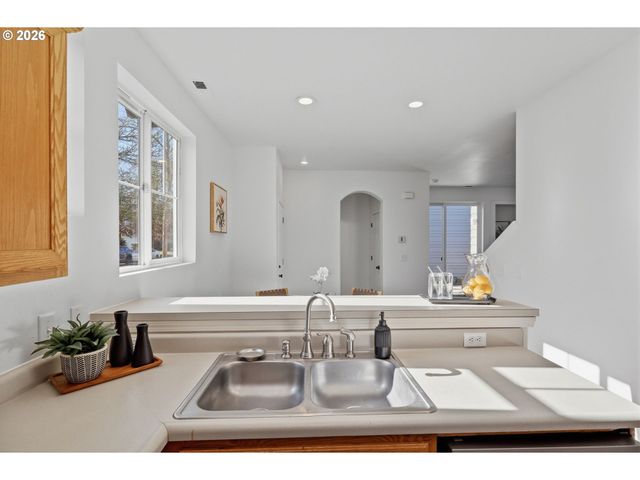 5243 WALES Dr, Eugene, OR 97402