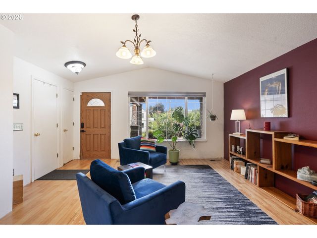 6281 N BANK St, Portland, OR 97203