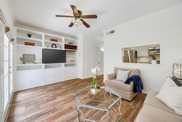 1805 Stoney Brook Drive 105, Houston, TX 77063