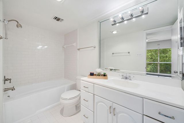 1805 Stoney Brook Drive 105, Houston, TX 77063