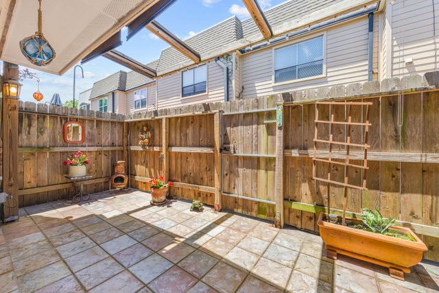 1805 Stoney Brook Drive 105, Houston, TX 77063