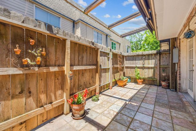 1805 Stoney Brook Drive 105, Houston, TX 77063