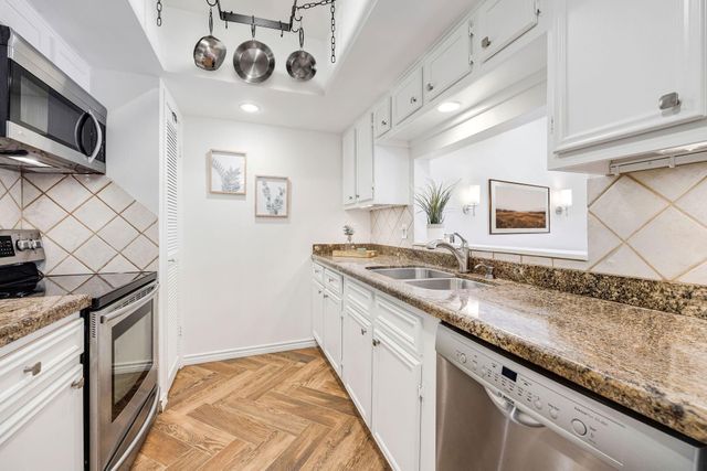 1805 Stoney Brook Drive 105, Houston, TX 77063