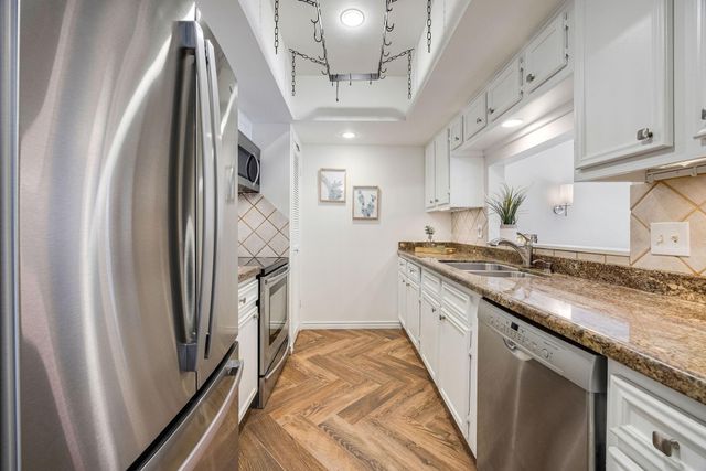 1805 Stoney Brook Drive 105, Houston, TX 77063